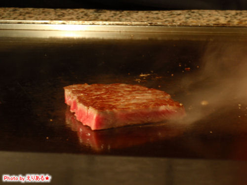 ステーキを目の前で焼いてくれます