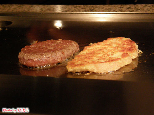 焼いている和牛ハンバーグステーキと琉香豚のカツレツ