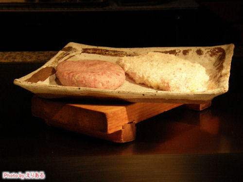 焼く前の和牛ハンバーグステーキと琉香豚のカツレツ
