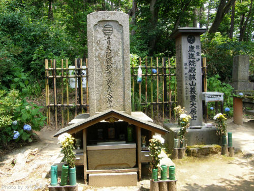 近藤勇の墓と土方歳三の慰霊碑