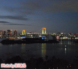 神戸元町ドリア アクアシティお台場店からはレインボーブリッジ等が夜景が見えます