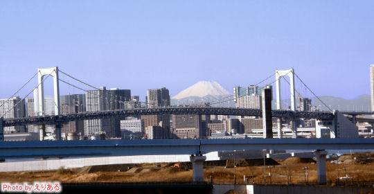 首都高晴海線から見た富士山とレインボーブリッジ