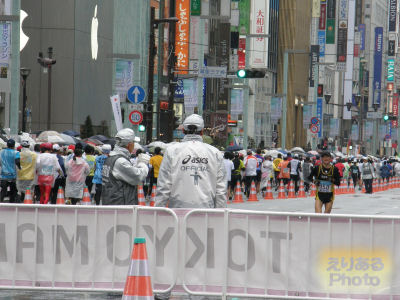 東京マラソン２０１０@銀座４丁目交差点 浅草へ向かうランナーと帰ってきたランナー