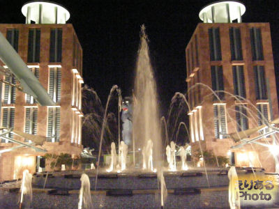 夜、リゾート・ワールド・セントーサ（Resorts World Sentosa）からマーライオンを望む