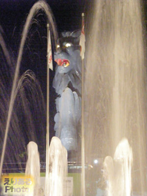  リゾート・ワールド・セントーサの噴水越しの夜のマーライオン・タワー