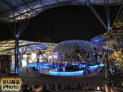 夜、リゾート・ワールド・セントーサ（Resorts World Sentosa）