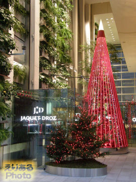 スウォッチ本社ビルのクリスマスツリー