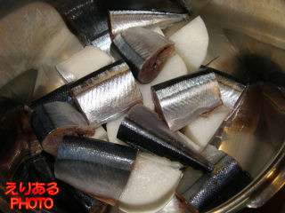 秋刀魚（さんま）と大根を圧力鍋に入れる