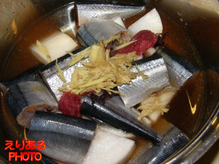 圧力鍋の秋刀魚（さんま）と大根に調味料・生姜・梅干を入れる