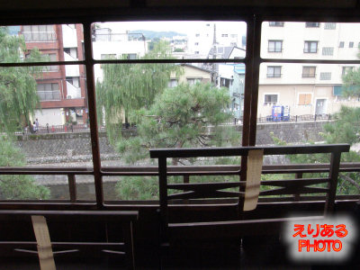伊東市指定文化財 旧木造温泉旅館 東海館 3F孔雀の間の窓から見た風景