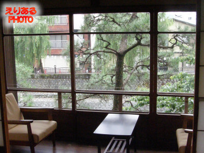 伊東市指定文化財 旧木造温泉旅館 東海館 2F牡丹の間の窓からの風景