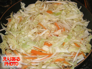 混ぜた野菜を入れ、市販のやきそば麺を入れます。