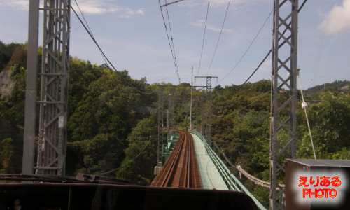 伊豆急リゾート21EX黒船電車の車窓から、川奈駅と富戸駅の間の鉄橋