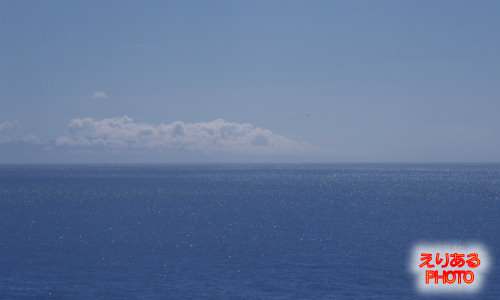 伊豆急リゾート21EX黒船電車の車窓から、遠くに見える大島