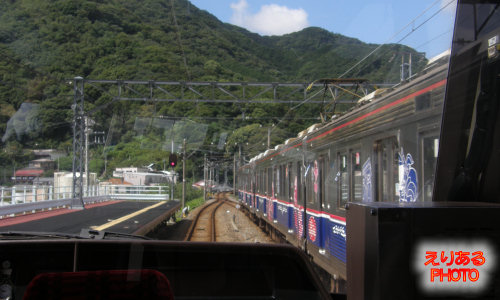 伊豆急リゾート21EX黒船電車の車窓から、河津駅、すれ違う電車