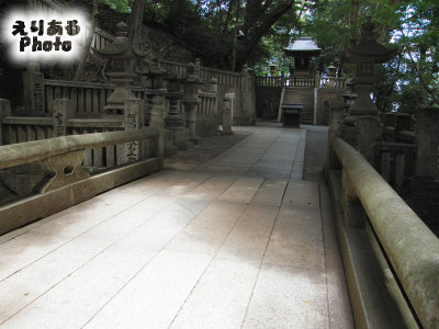 こんぴらさん 連籬橋を通って、その先には真須賀神社が見えます