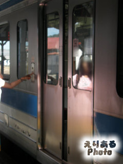 JR四国電車はボタンでドアを開けます