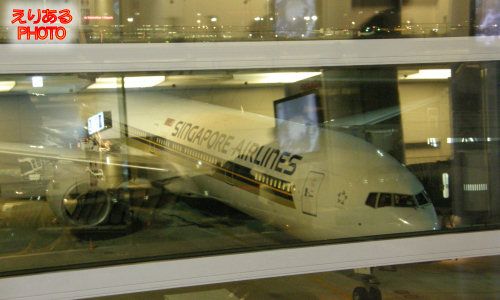 羽田空港の駐機中のシンガポール航空機