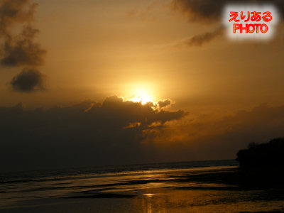 ザ・ラグーナ・リゾート＆スパ、ヌサドゥア、バリ（THE LAGUNA A LUXURY COLLECTION RESORT）前のビーチから見た上ってくる朝陽