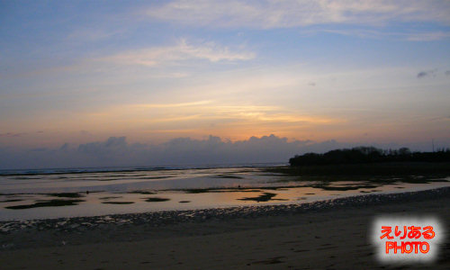 ザ・ラグーナ・リゾート＆スパ、ヌサドゥア、バリ（THE LAGUNA A LUXURY COLLECTION RESORT）前のビーチから見た朝陽が上がる前の東の空