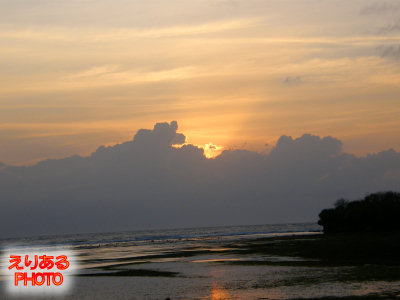 ザ・ラグーナ・リゾート＆スパ、ヌサドゥア、バリ（THE LAGUNA A LUXURY COLLECTION RESORT）前のビーチから見た上ってくる朝陽