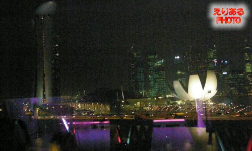 シンガポールフライヤーからの夜景 - マリーナ・ベイ・サンズ方向