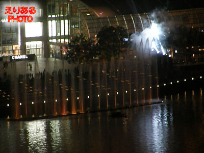 スイソテル・ザ・スタンフォード（SWISSOTEL THE STAMFORD）から見たマリーナ・ベイ･サンズの光と水のショー「Wonder Full (ワンダフル)」