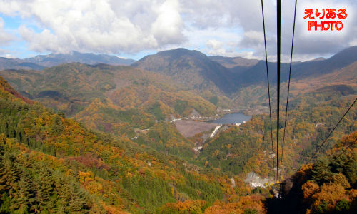 昇仙峡ロープウェイから見た紅葉している山々と能泉湖