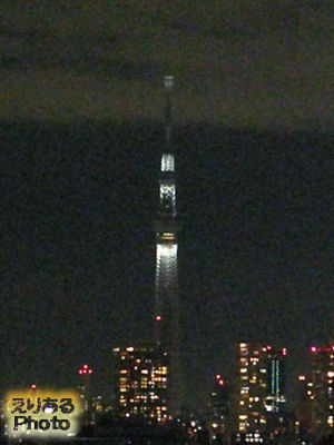 東京スカイツリーの追悼ライトアップ