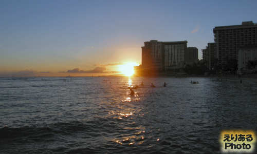 ハワイの夕陽、クヒオ・ビーチにて