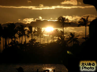 ハワイの夕陽、ヒルトン・ハワイアン・ビレッジ前のビーチにて