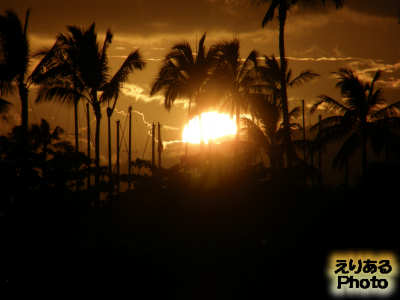 ハワイの夕陽、ヒルトン・ハワイアン・ビレッジ前のビーチにて
