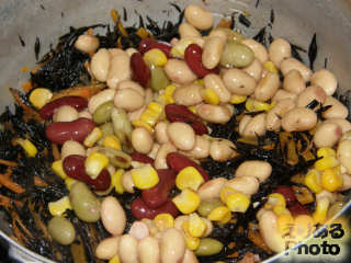 大豆、インゲン豆、コーンを入れて炒めます