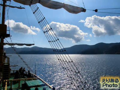 芦ノ湖を進む箱根海賊船