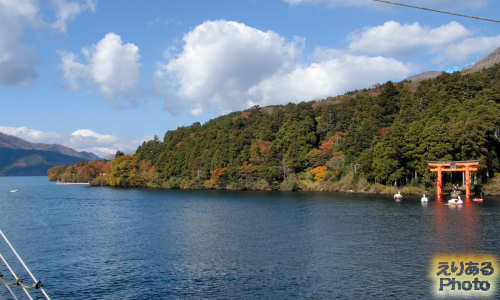 紅葉の箱根・芦ノ湖から見た富士山