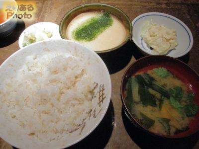 麦とろご飯・小鉢・香物・味噌汁