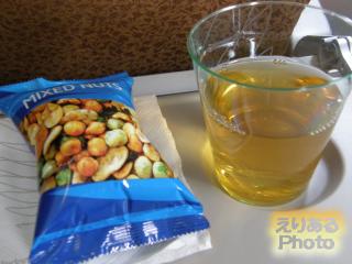 豆菓子と飲み物＠ガルーダ・インドネシア航空