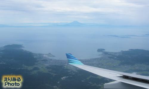 日本へ向かうガルーダ・インドネシア航空機から見えた富士山