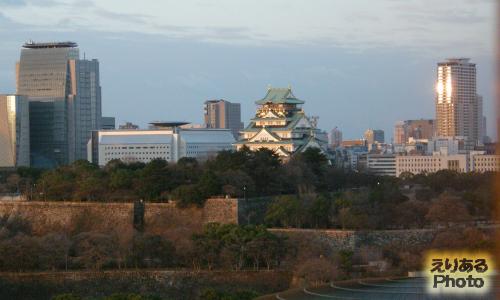 ホテルニューオータニ大阪から見た朝陽をうける大阪城