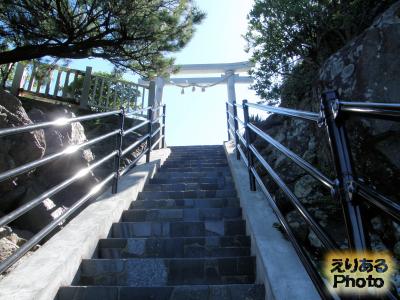 竜王岬への階段を上る