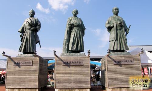 高知駅前の3志士像