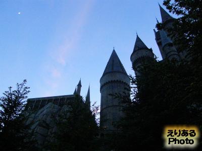 月と夕闇迫るホグワーツ城＠ウィザーディング・ワールド・オブ・ハリー・ポッター