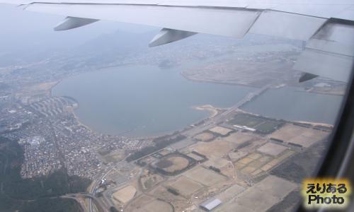 飛行機から見た福岡、海の中道大橋