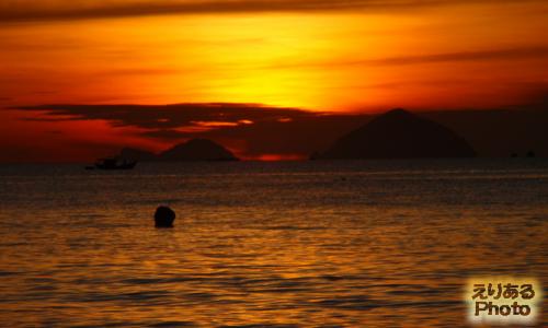 ベトナム・ニャチャンのビーチから見た朝陽２０１６