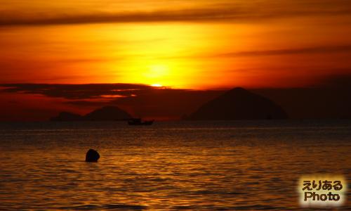 ベトナム・ニャチャンのビーチから見た朝陽２０１６