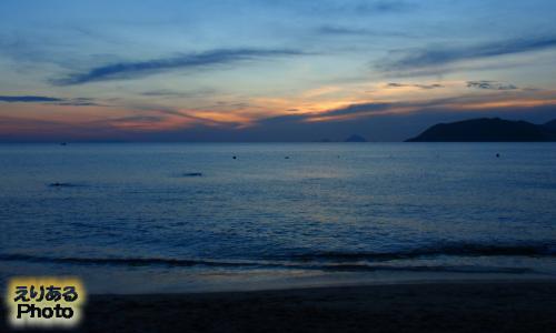 ベトナム・ニャチャンのビーチから見た朝陽