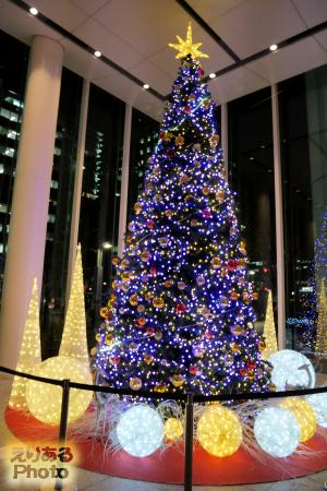 2016年のパシフィックセンチュリープレイス丸の内のクリスマスツリー