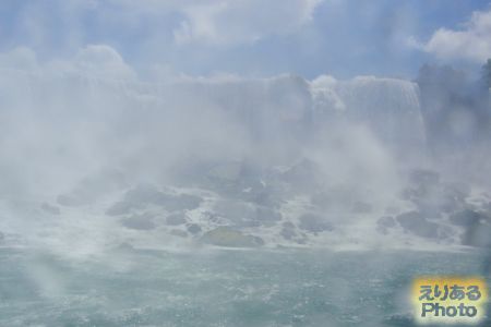 霧の乙女号（MAID OF THE MIST）から見たナイアガラの滝（アメリカ滝）