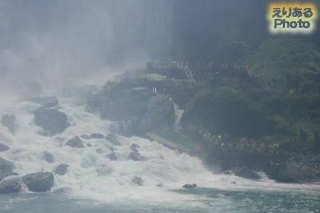 霧の乙女号（MAID OF THE MIST）から見たナイアガラの滝