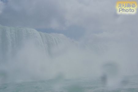 霧の乙女号（MAID OF THE MIST）から見たナイアガラの滝（カナダ滝）